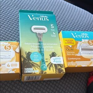 Gillette Venus Miami Sunrise Razor + coconut cartridges